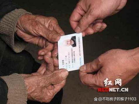 老人过世宅基证怎么过户