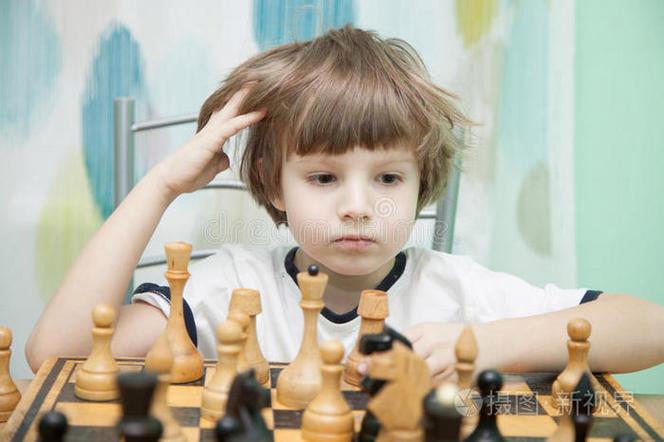 爱下棋的男孩聪明吗