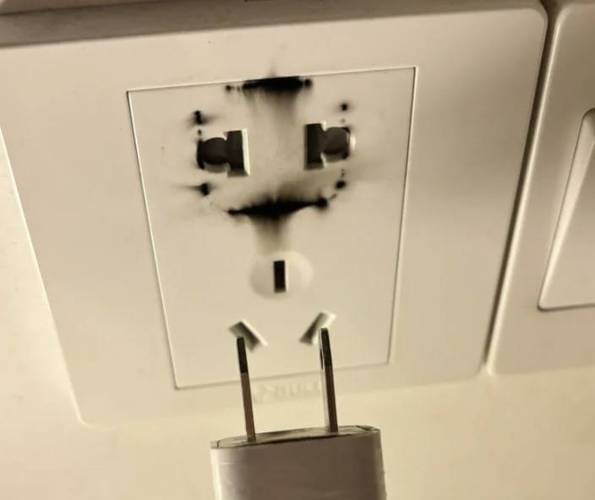 为什么插座一插突然爆一声