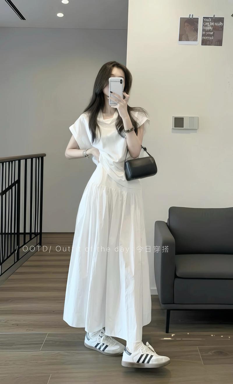 白色半身裙配什么上衣小红书缩略图