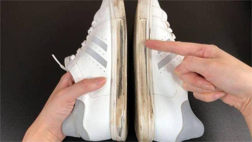 鞋白边蹭黑了小窍门