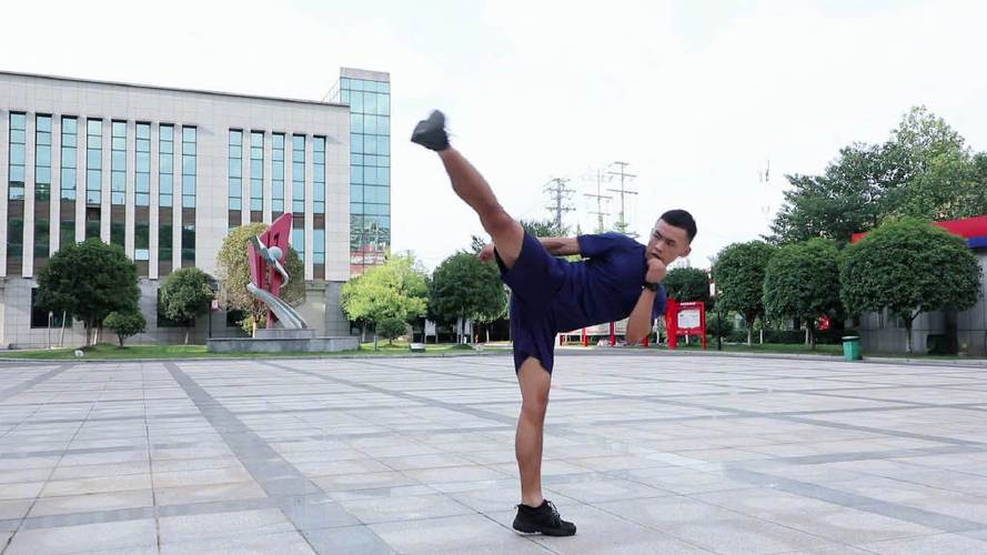 腿功踢头