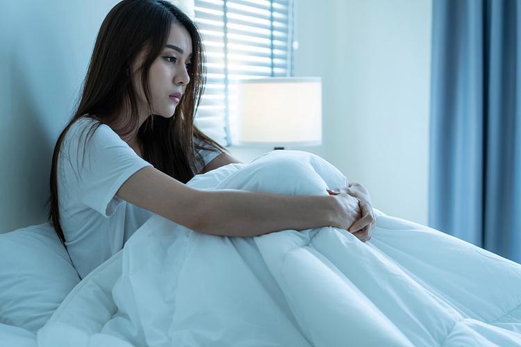在阴暗的房间中的孤独女孩游戏缩略图