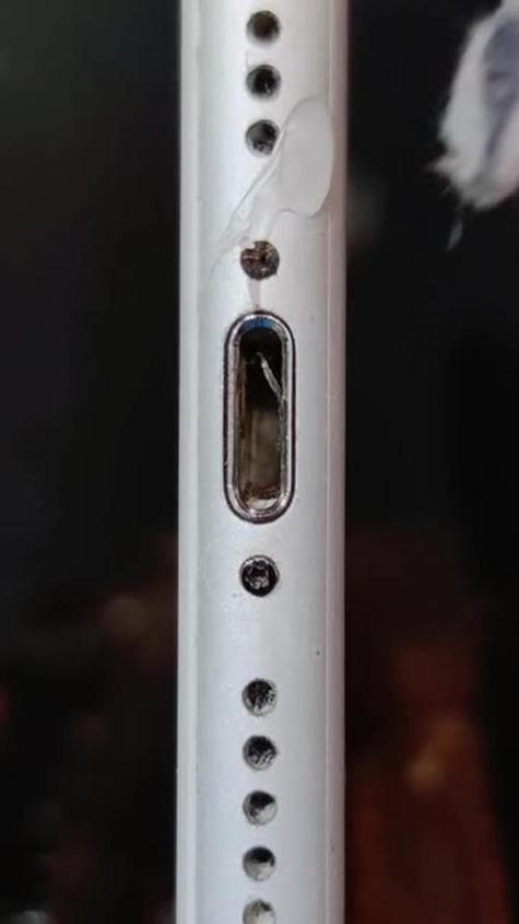 清理手机充电口的灰尘