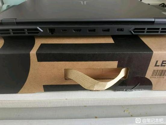笔记本屏幕弯曲正常吗