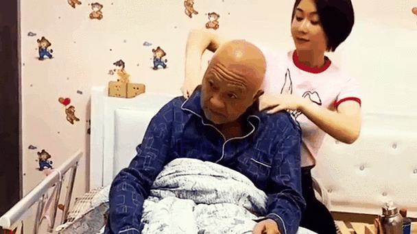 瘫痪父亲女儿照顾方便吗