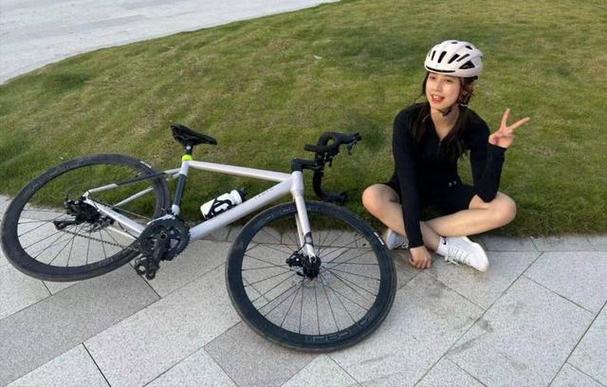 女生骑公路车还是山地车