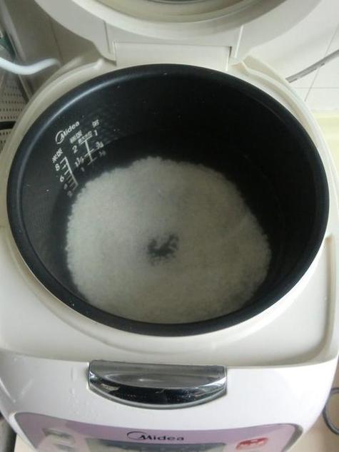 电饭煲里倒进米粒怎么办