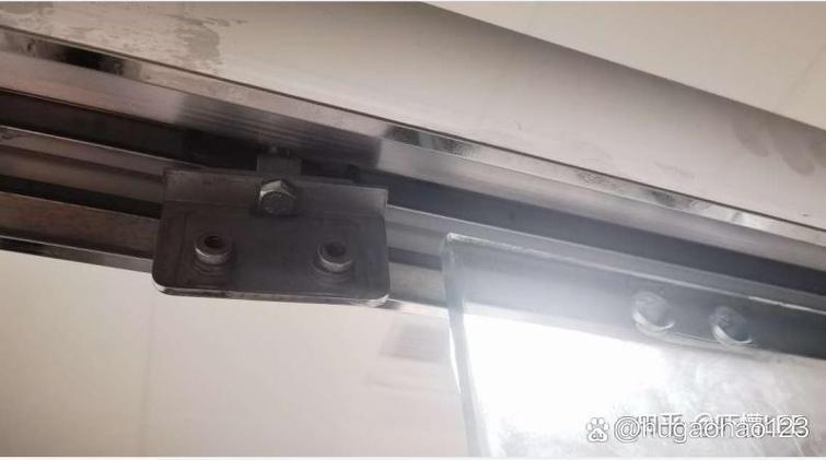 淋浴房推拉门滑轮更换