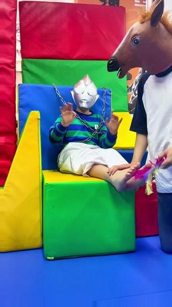 怪兽挠奥特曼的脚心视频