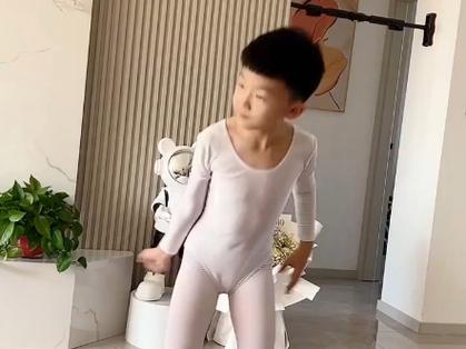 男孩舞蹈穿连体袜会害羞吗