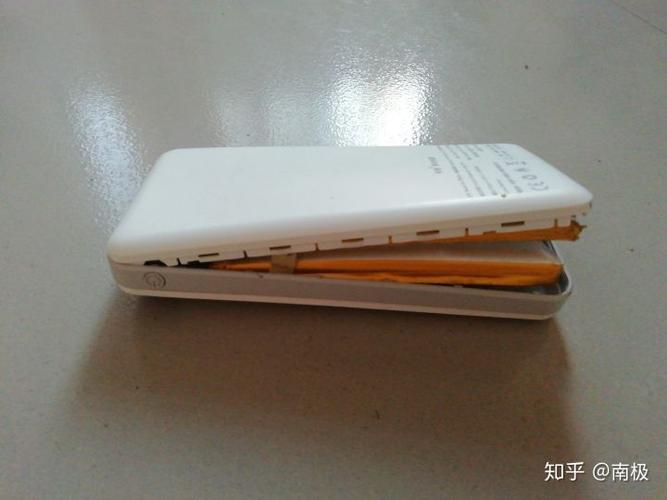充电宝裂开扔掉