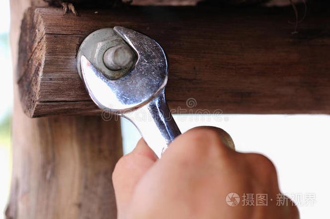 无扳手怎么拧开大螺母