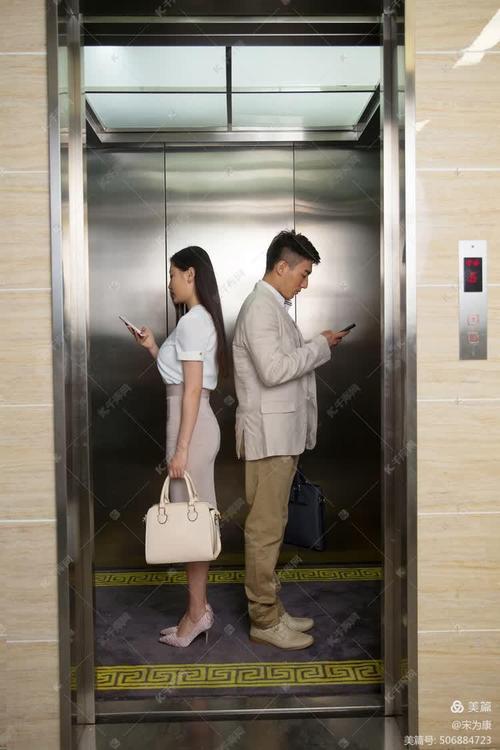 电梯里的尴尬瞬间