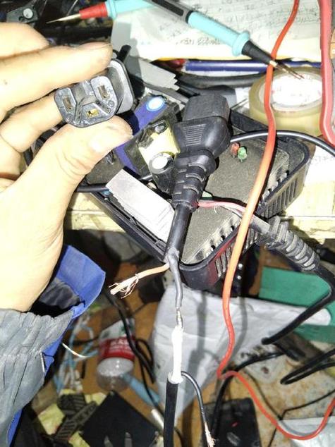雅迪电动车充电器绿灯闪