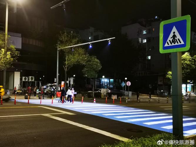 手机拍照灯光出现线条游戏截图