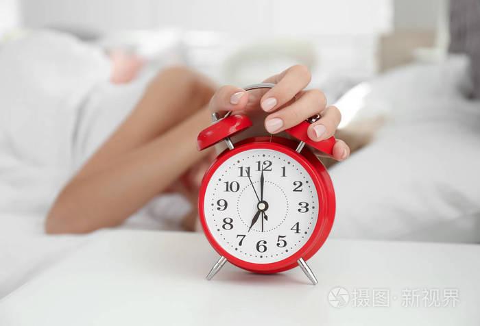 床头小闹钟怎么关闭闹钟