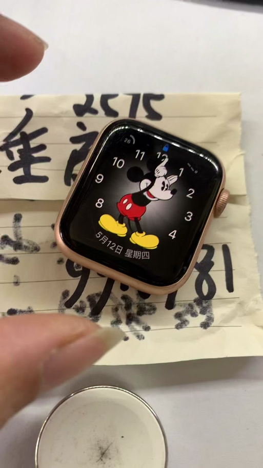 苹果手表显示一个闪电和时间