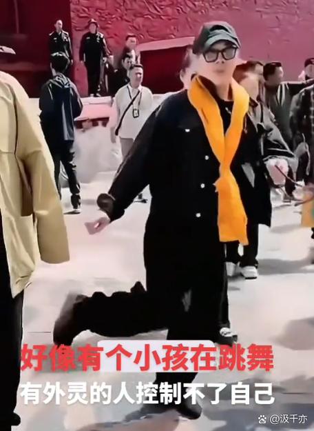 男生在我面前蹦蹦跳跳走路缩略图