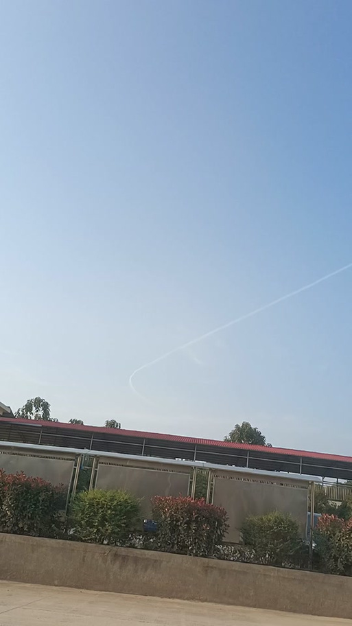 天空划过一道白线