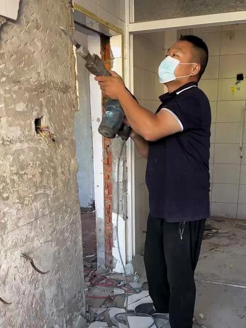 贴墙上的瓷砖怎么拆除