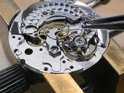 浪琴机械表后盖掉了怎么按回去