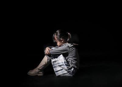房间里的孤独小女孩1.0