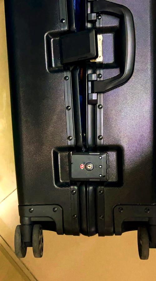 密码箱卡扣按不动了