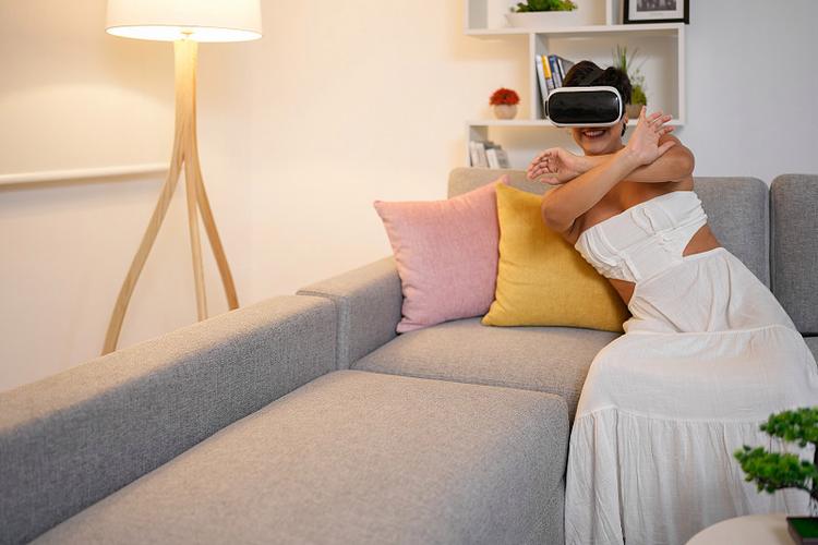 VR眼镜模拟器变为女人