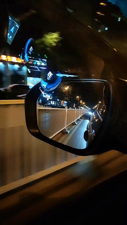 霓虹的灯光璀璨的人生