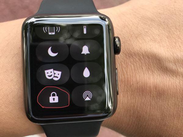 iwatch放下手腕黑屏