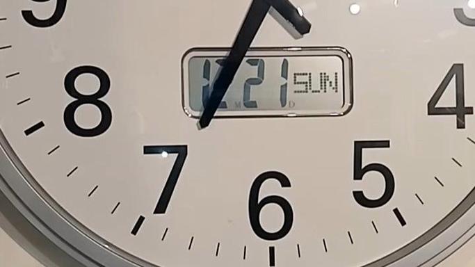 挂钟背后四个键怎么调日期