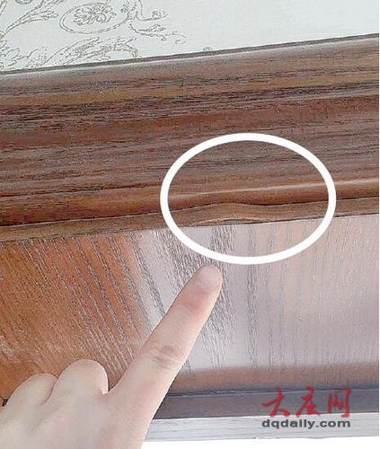 门套表面鼓起一个包