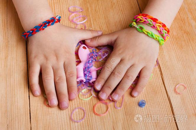 小孩子把橡皮筋绑手上一晚上