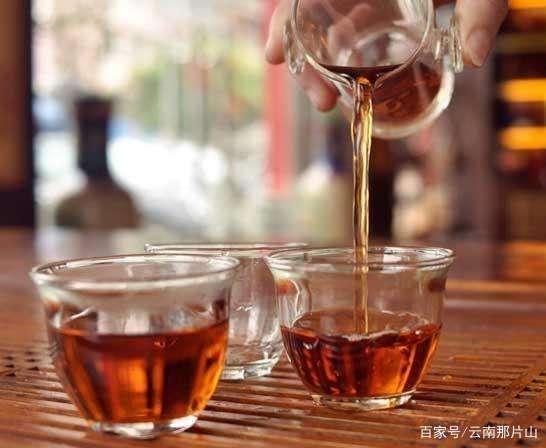 把满杯茶故意倒满缩略图