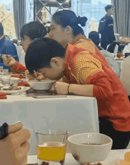 吃饭细节看出女人家境