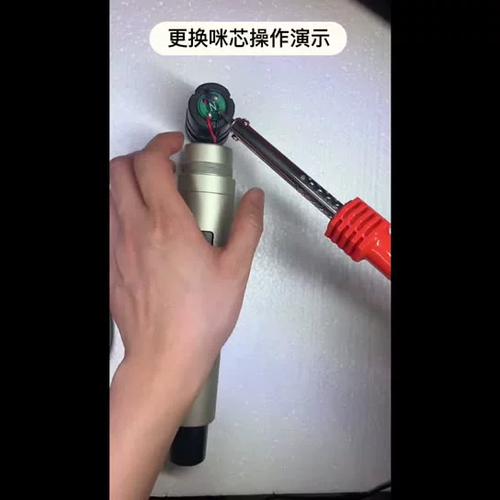 一开话筒音量就啸叫