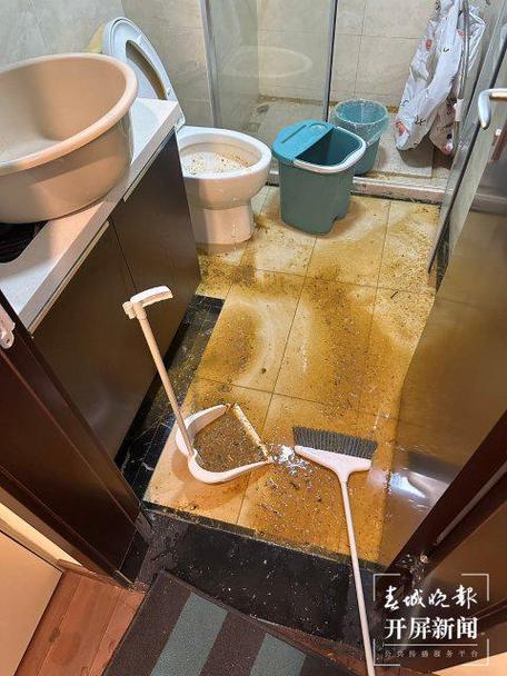 男子新房还没住遭污水浸泡