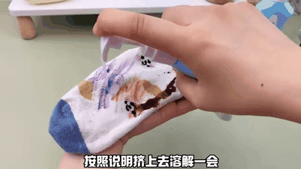 洗袜子用洗衣液还是肥皂