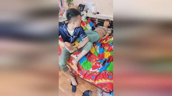 小学生挠脚板底图标