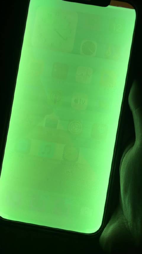 iphone摔了屏幕闪绿色