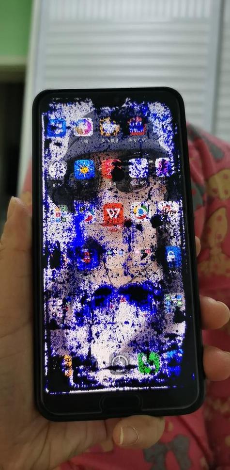 屏幕被摔出一条亮光