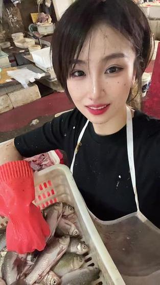 卖鱼的小姐姐