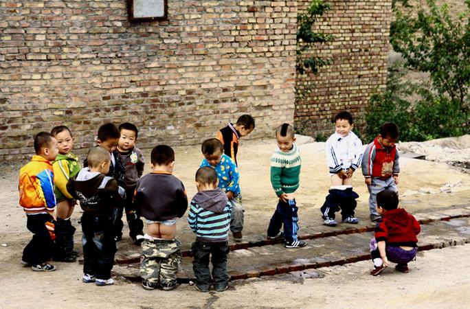 小男孩脱裤子检查发育