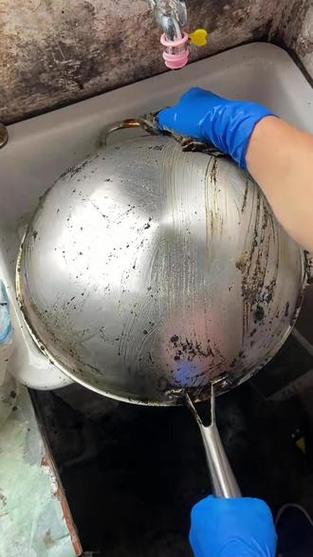 铁锅内部的油垢怎样去掉