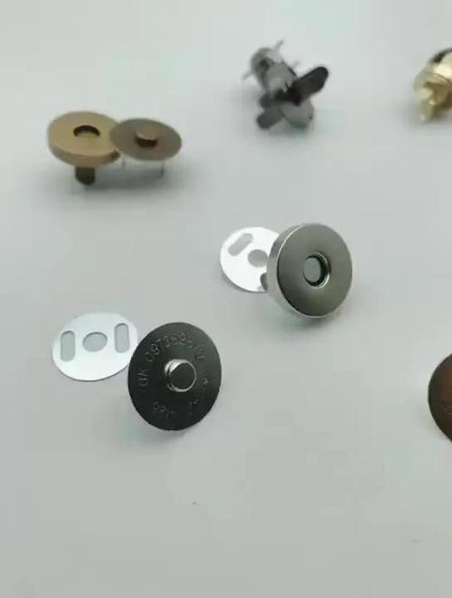 新衣服上面的磁扣怎样解开