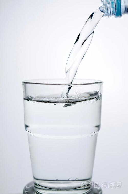水杯水壶倒满水图片