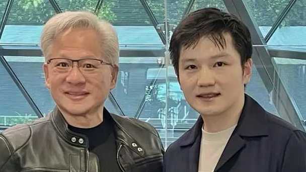 黄仁勋打乒乓球