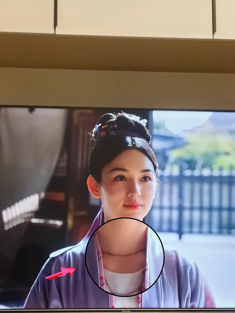 脖子上纹一条红线啥意思