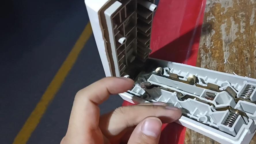 插座上的螺丝拆不下来怎么办缩略图